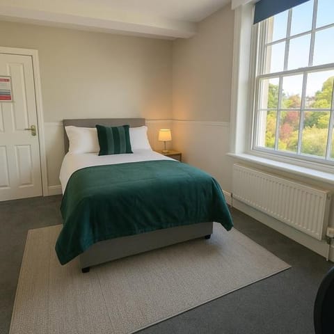 Bright 2-Bed Top Floor Flat, Full Kitchen, Parking Apartment in Taunton