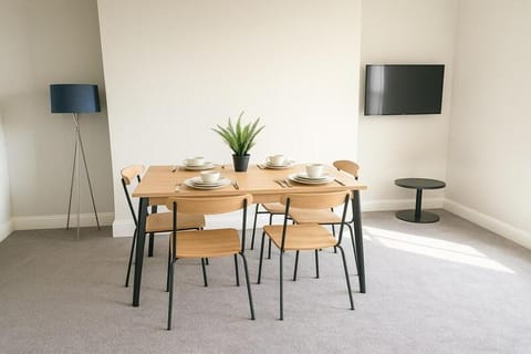 Bright 2-Bed Top Floor Flat, Full Kitchen, Parking Apartment in Taunton