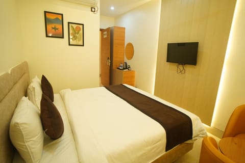 Bed, TV and multimedia, Photo of the whole room, Bedroom