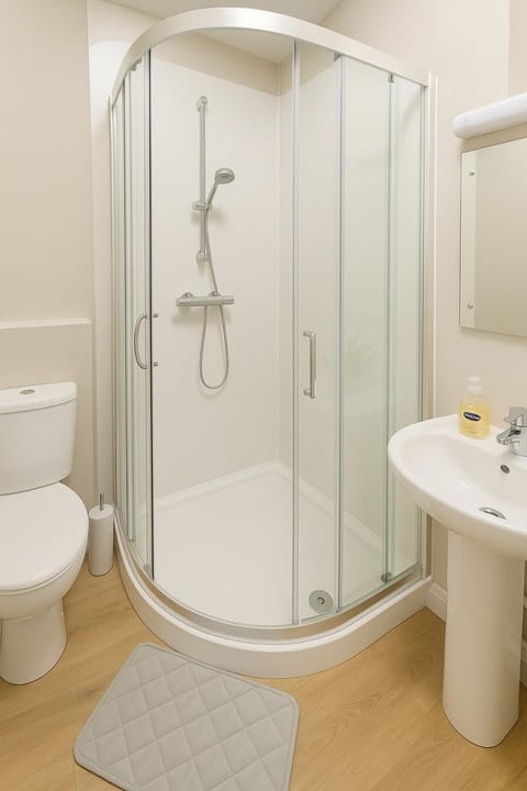 Cozy 2-Bed Ground Floor Flat with Parking Apartment in Taunton