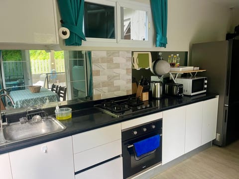 Coffee/tea facilities, Kitchen or kitchenette, oven, stove, toaster