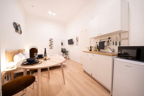 Property building, Dining area, Bedroom, kitchen
