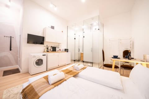 Property building, Bed, TV and multimedia, Dining area, washing machine, kitchen