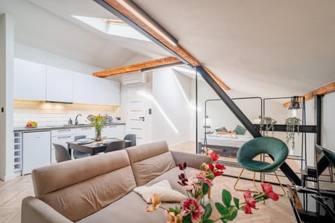 Kitchen or kitchenette, Living room, Seating area, Dining area