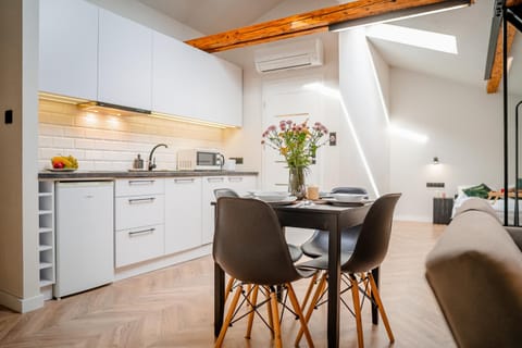 Kitchen or kitchenette, Living room, Dining area, minibar, oven, pet friendly, stove