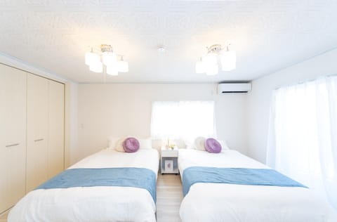 Bed, Photo of the whole room, Bedroom, air conditioner