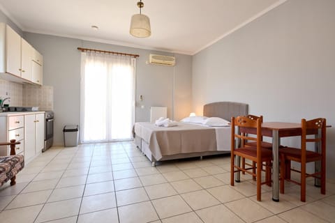 Bed, Photo of the whole room, Dining area