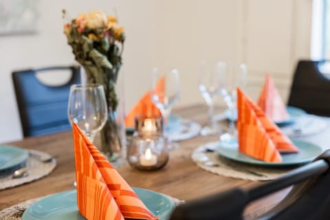 Food and drinks, Seating area, Dining area, Food