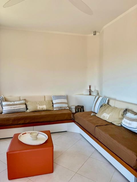 Bed, Living room, Photo of the whole room, Seating area