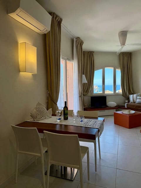 Bed, TV and multimedia, View (from property/room), Living room, Photo of the whole room, Seating area, Dining area, Bedroom, Sea view, air conditioner