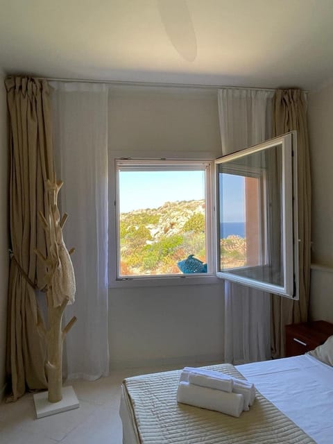 Bed, Natural landscape, Photo of the whole room, Bedroom, Mountain view, Sea view, towels