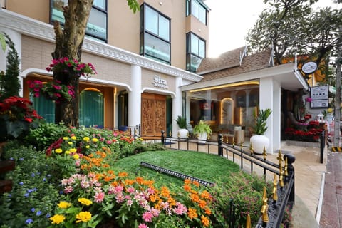 Property building, Day, Garden, Garden view