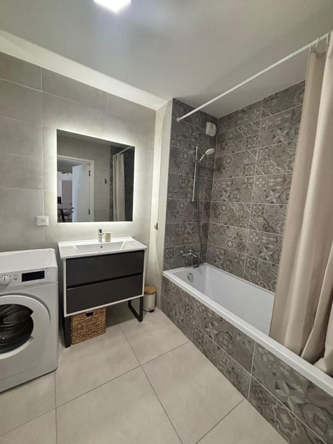 Shower, Bathroom, Bath, towels, washing machine, dryer