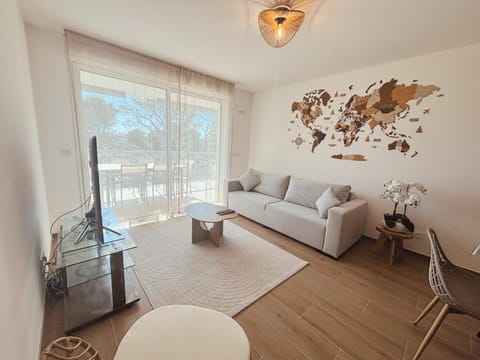 Bed, TV and multimedia, Living room, Photo of the whole room, Seating area, Bedroom