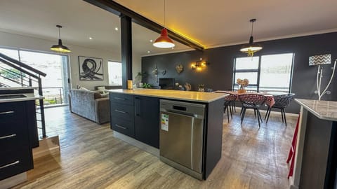 Kitchen or kitchenette, Dining area, dishwasher