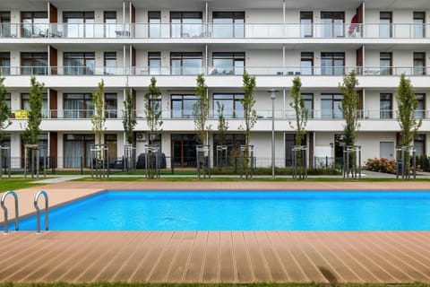 Property building, Day, Pool view, Swimming pool