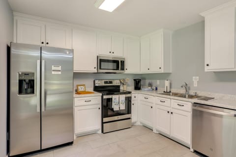 10 Mi to Tennessee River Blue Willow-Themed Home House in Pickwick Lake