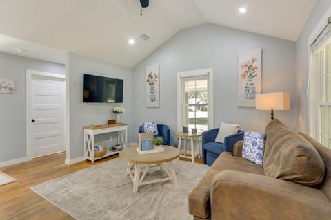 10 Mi to Tennessee River Blue Willow-Themed Home House in Pickwick Lake