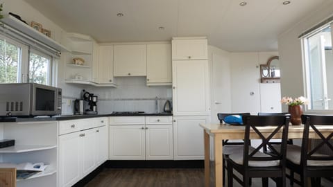 Kitchen or kitchenette, Dining area, pet friendly, stove
