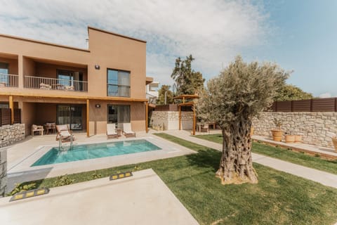 Property building, Patio, Day, Garden, Garden view, Pool view, Swimming pool, Swimming pool, sunbed