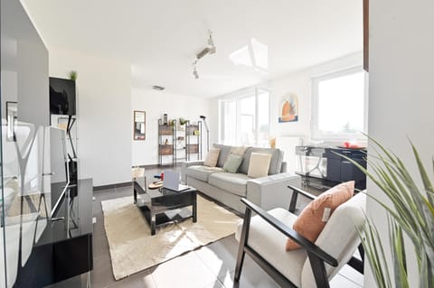Communal lounge/ TV room, TV and multimedia, Living room, Seating area, internet
