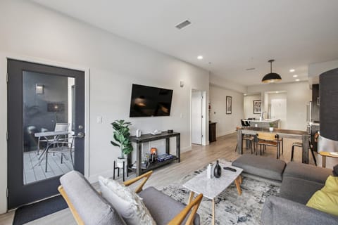 TV and multimedia, Seating area, Dining area