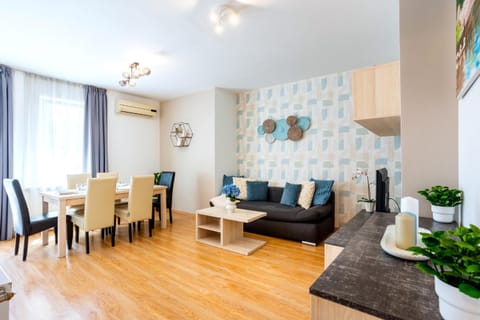 Living room, Seating area, Dining area, air conditioner