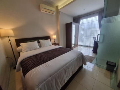 Photo of the whole room, Bedroom, air conditioner