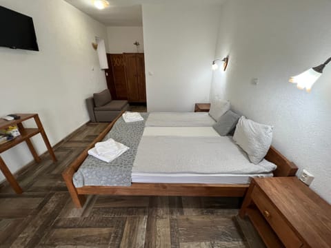 Bed, TV and multimedia, Living room, Photo of the whole room, Bedroom, towels