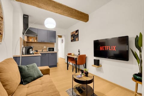 Communal lounge/ TV room, TV and multimedia, Kitchen or kitchenette, Living room, Seating area, Dining area