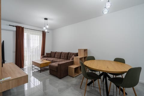 TV and multimedia, Living room, Seating area, Dining area, air conditioner