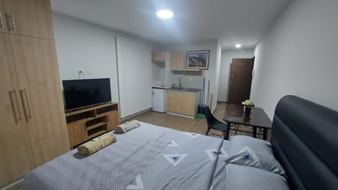 Bed, TV and multimedia, Photo of the whole room