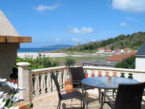 View (from property/room), Balcony/Terrace, Dining area, Beach, Landmark view, Sea view