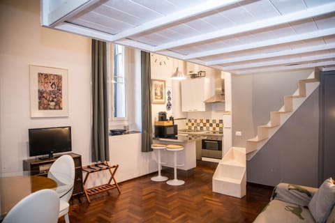 TV and multimedia, Kitchen or kitchenette, Living room, Seating area
