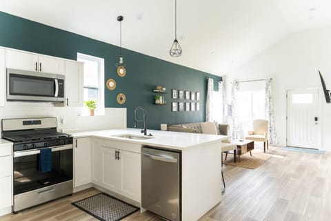 Coffee/tea facilities, Kitchen or kitchenette, dishwasher, oven, stove