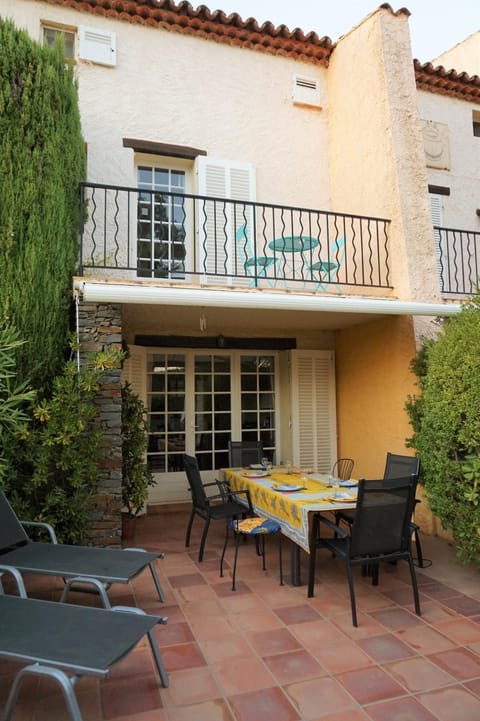 Property building, Patio, Balcony/Terrace, Balcony/Terrace, sunbed