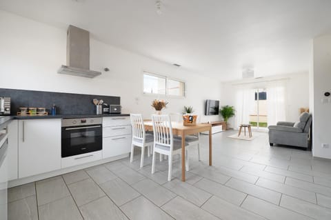 TV and multimedia, Coffee/tea facilities, Kitchen or kitchenette, Living room, Dining area, Garden view, dishwasher, heating, microwave, oven, stove, toaster, air conditioner