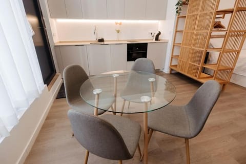 Kitchen or kitchenette, Seating area, Dining area
