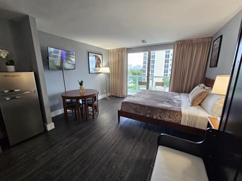 Bed, TV and multimedia, Seating area, Bedroom