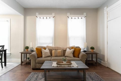 Living room, Photo of the whole room, Seating area