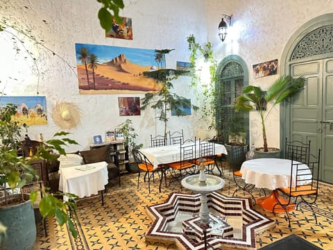 Restaurant/places to eat, Seating area, Dining area