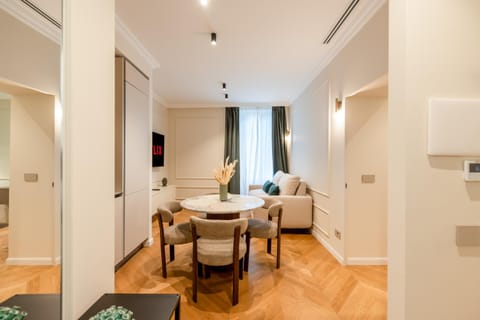 Bed, Living room, Photo of the whole room, Seating area, Dining area, Bedroom
