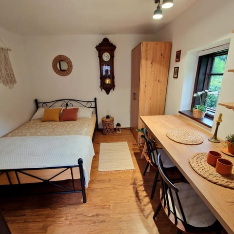 Bed, Photo of the whole room, Decorative detail, Dining area, Bedroom, wardrobe
