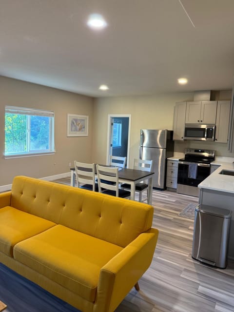 2 Beds and 1 bath upgraded modern lower level home in NW Portland Apartment in Portland