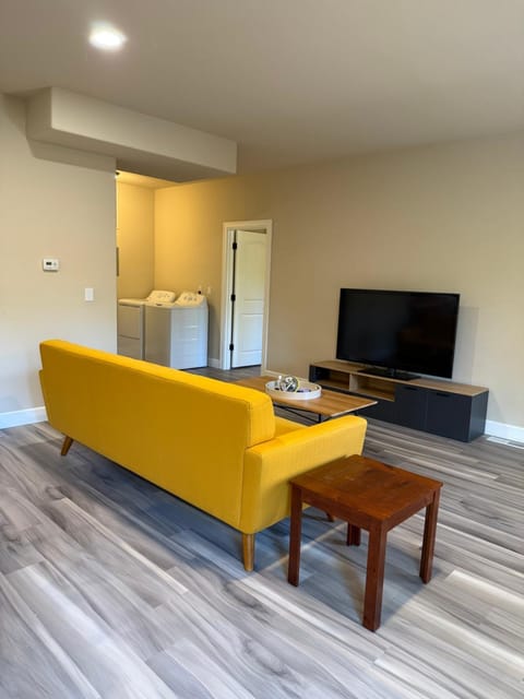 2 Beds and 1 bath upgraded modern lower level home in NW Portland Apartment in Portland