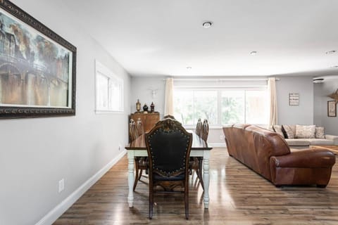 TV and multimedia, Living room, Seating area, Entertainment