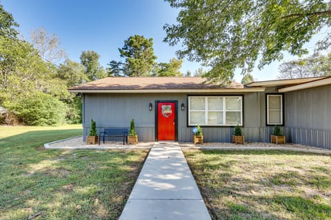 On-Site Creek and Spacious Yard Family Gem in Royal House in Garland County
