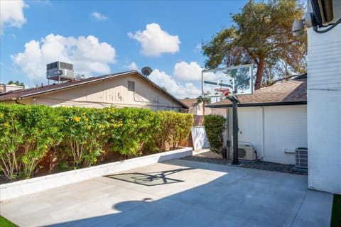 Epic Mesa Getaway - Pool - Hot Tub - Game Room House in Chandler