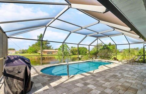 Newley Built Oasis Heated Pool Waterfront retreat House in Rotonda West