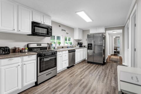 Grill & Chill Retreat House in Acworth